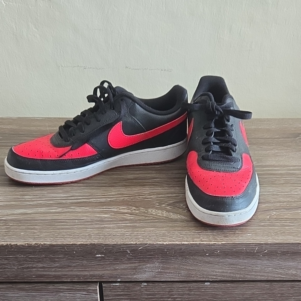Nike Black and Red Athletic Shoes - Picture 1 of 4